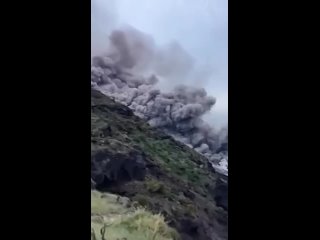 На Итальянском острове Стромболи вновь проснулся самый активный вулкан на планете, объявлен желтый уровень опасности.