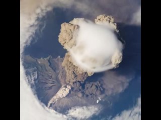 Так выглядит извержение вулкана с борта МКС🌋