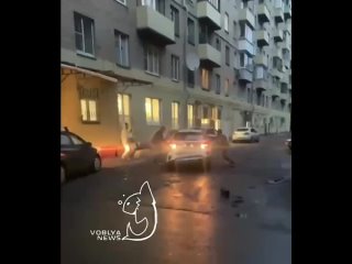 В Москве сверхразум на каршеринге влетел во двор и раздолбал припаркованные тачки