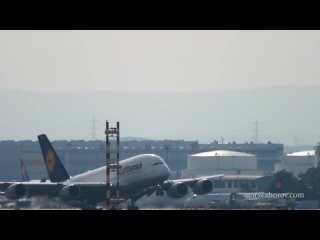 Люфтганза Airbus A380 взлетает из аэропорта Франкфурта-на-Майне