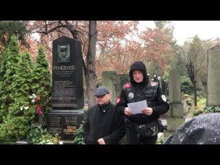 Olšanské hřbitovy  provázeli JUDr. Miroslav Houška, zpěvák Daniel Landa a předseda Svobodných Mgr. Libor Vondráček