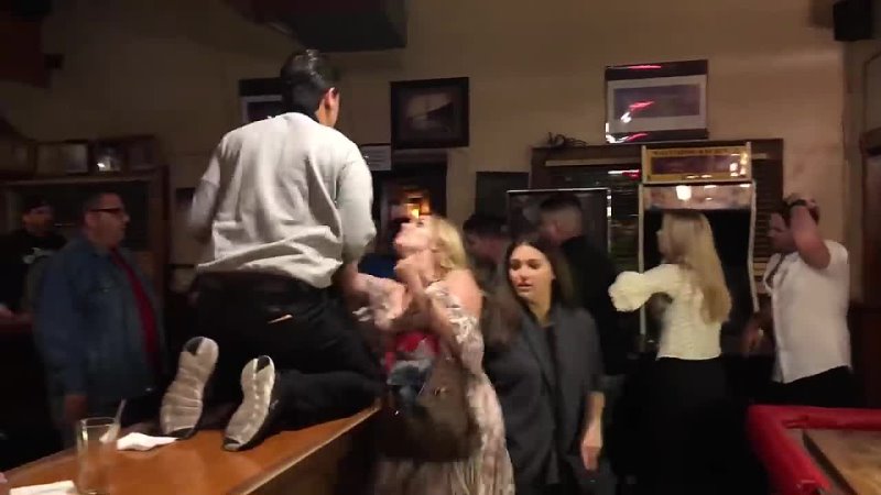 Драки женщин girls-and-guys-bar-fight-with-choke-hold-at-mcgraws-tavern-girls-bar-fight-may-1