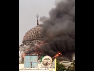 В Джакарте горит мечеть