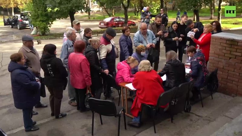 Жители Луганска приходят на мобильный участок для голосования семьями