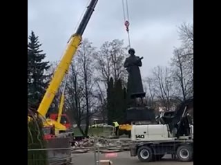 Уголовное дело за возложение цветов к снесенному памятнику Алеша возбудили в Латвии