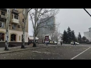 Последствия обстрела центра Донецка на бульваре Пушкина