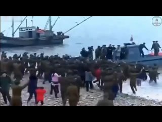 Жители Северной Кореи прыгают в воду за лодкой Ким Чен Ына.