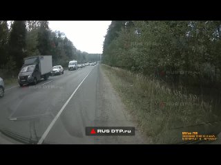 Авария произошла на Егорьевском шоссе в Подмосковье. Водитель кроссовера решил объехать пробку по встречной полосе, но не ожидал