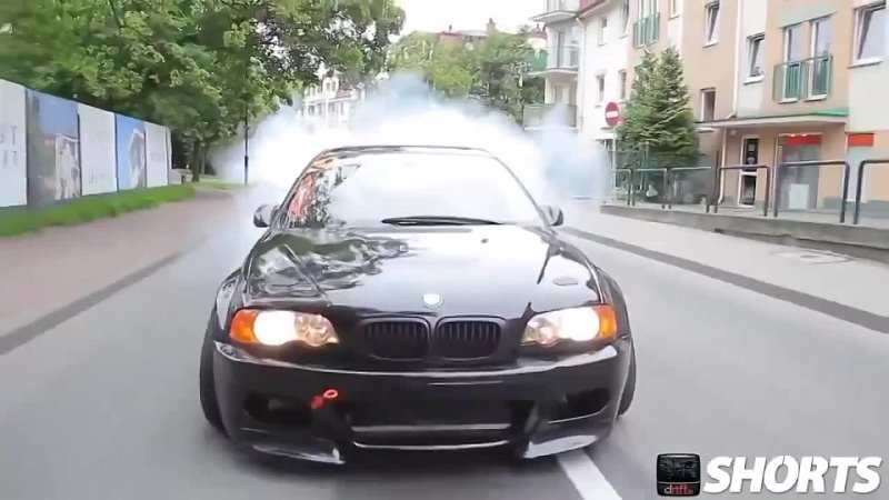 BMW e46 раздаёт в городе