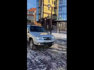 Без названияТюменец проехался на машине по новому пешеходному бульвару на улице Дзержинского.