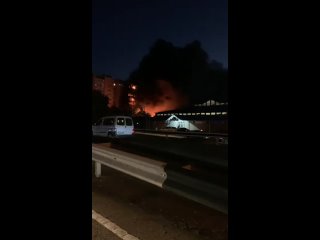 Un gran incendio en un edificio residencial en la ciudad rusa de Yeisk