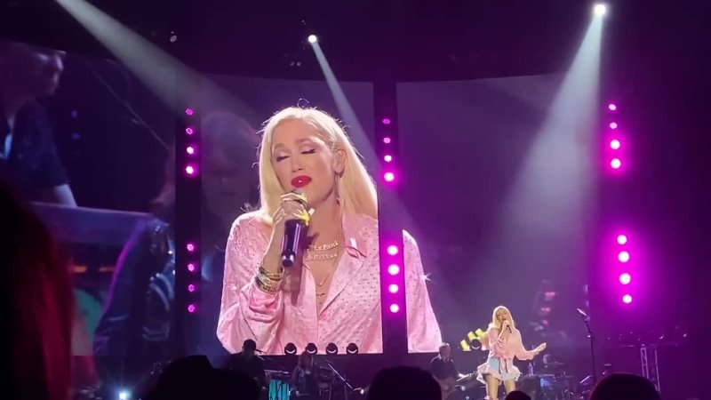 Gwen Stefani surprised Blake Shelton fans with Don t Speak ( Omaha, August 18,