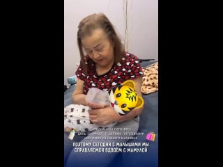 Рассматривает бабушкину кофту: Ефременкова запечатлела, как ее мама кормит одного из внуков-близнецов — милота