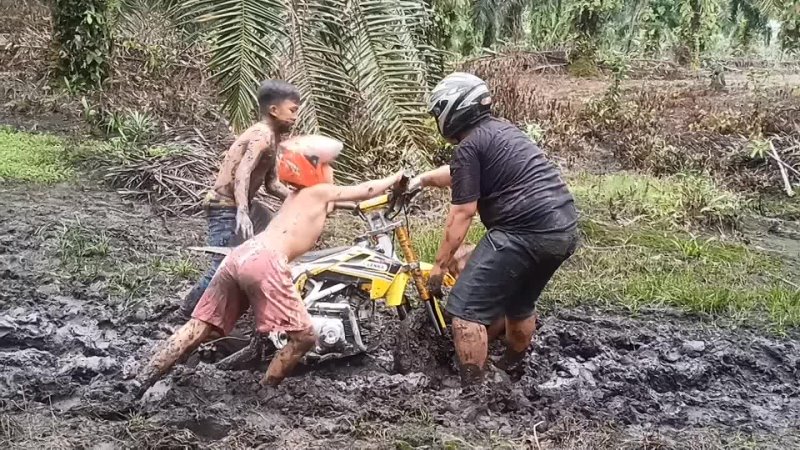 preman kecil grass track di lumpur lawan si