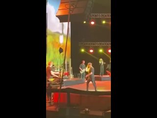 Григорий Лепс на вчерашнем концерте в Питере психанул из-за невытянутой ноты и кинул микрофон об сцену, а после ушёл с концерта