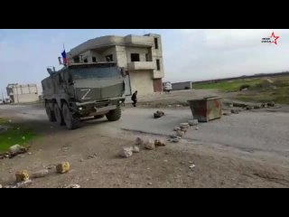 Сегодня жители Кобане забросали камнями российский конвой.