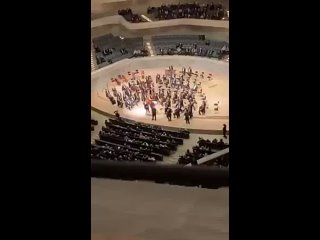 2 Volltrottel kleben am Dirigentenpult der Hamburger Elbphilharmonie