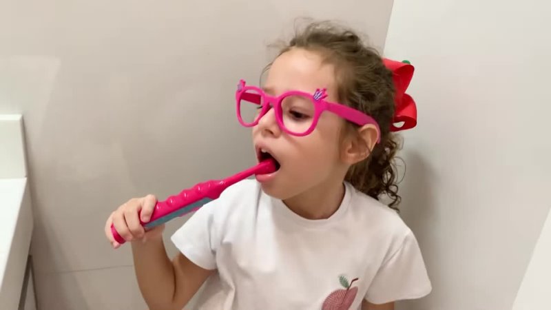 Erlania e Valentina Pontes Valentina fingir ser POR UM DIA do neném e ensina a escovar os dentes Pretend to