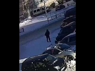 В Екатеринбурге таксист-нелегал из Таджикистана на пешеходном переходе сбил коляску с младенцем