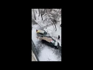 Снег и лёд падает на крыши автомобилей