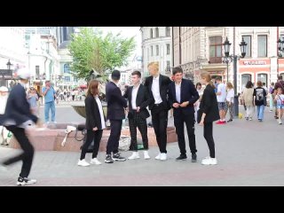 Молодежь устроила танцы на улице Казани