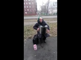 Бабуля с гармошкой собирает деньги на улице на помощь военным! “Россия - матушка моя! мы молимся за твою славу!