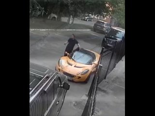 Вандалы уродуют машины в центре Москвы