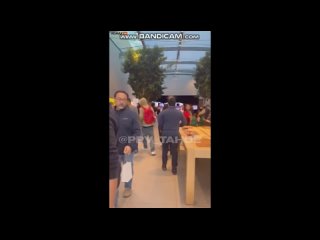 Watch As Thugs Enjoy 100% Off Sale At This Apple Store In Palo Alto On Black Friday :