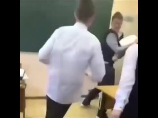 Ударил учителя