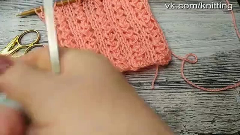 Нежный узор спицами для пуловера. Delicate knitting pattern for a pullover