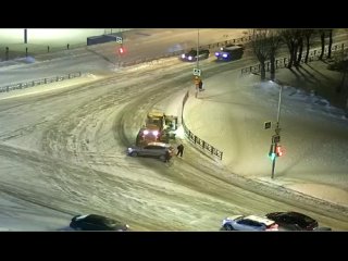 Снегоуборочный грейдер и легковой автомобиль столкнулись на перекрестке в Первоуральске.