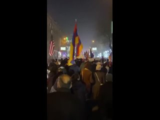 На улицах Еревана толпа при полнейшем попустительстве властей скандирует, что Россия им враг.