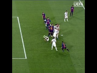 Брозович ложится под штрафной удар в матче с “Барселоной“ (2018)