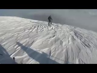 Лыжник чудом уцелел после падения на склоне в Хакасии