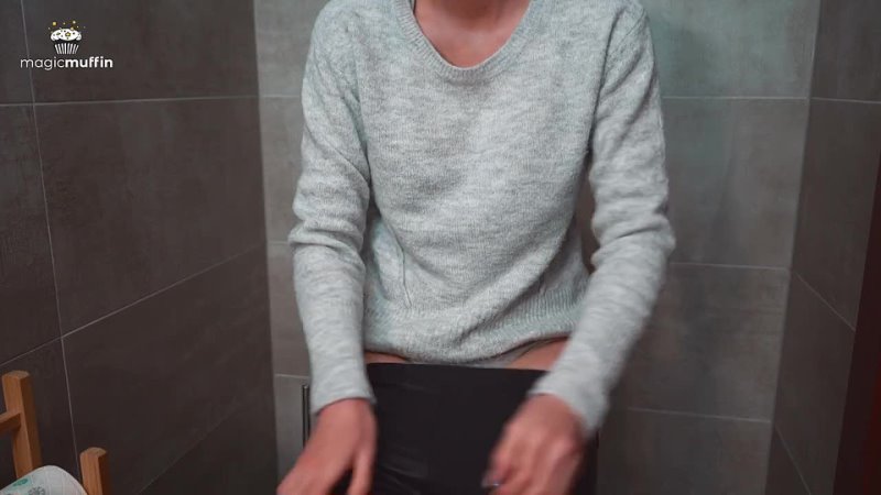 Je me Masturbe En Cachette Sur Les Toilettes Pendant La Réunion De