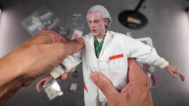 Hot Toys MMS610: Back to the Future Doc Brown ( Deluxe Version) 1,