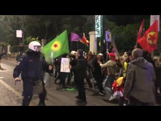 тем временем в центре афин, омон попытался разогнать курдскую демонстрацию