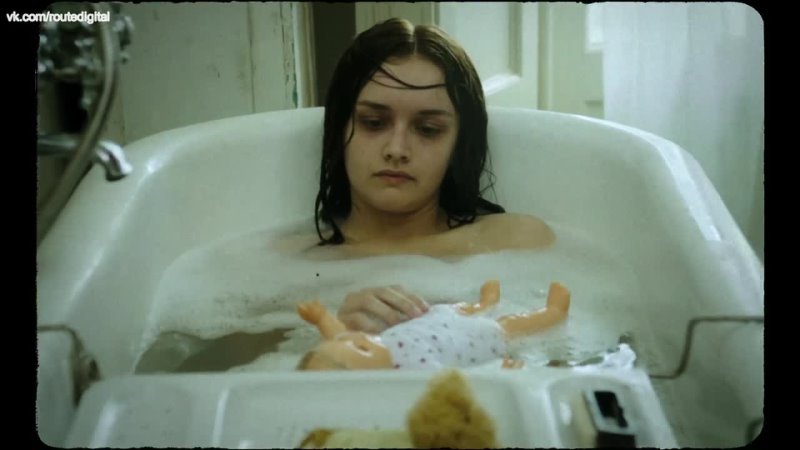 Olivia Cooke, Erin Richards Nude The Quiet Ones (2014), Оливия Кук, Эрин Ричардс