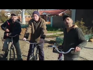 Три украинских селюка-алкаша рассказывают западной прессе, как российские военные отнимали у них велосипеды, IPhone и ноутбуки.