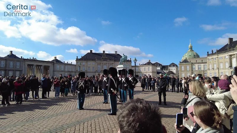 [4K] COPENHAGEN WALKING TOUR - CHANGING OF THE ROYAL DANISH GUARD AT AMALIENBORG PALACE