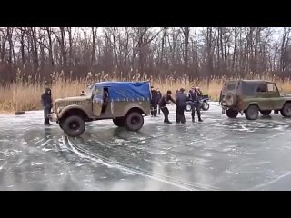 ГАЗ-69 против УАЗ на льду. Бестолковщина какая то