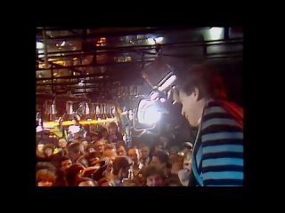 Поет Александр Абдулов.