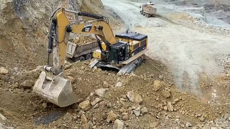 [Mega Machines Channel] Caterpillar 390D Excavator Loading Trucks - Pyramis Ate