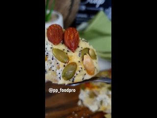 Запечённые яблочки с творогом, без муки 🙂 очень вкусно, можно делать без мака или заменить на кунжут. Эта порция на... (видео)