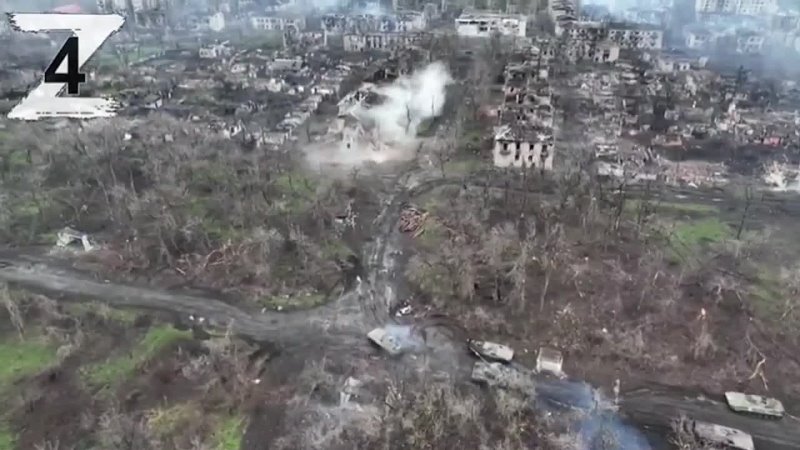 Russian Drone footage of the battle for Novotoshkovskoye, Luhansk Oblast #ukraine #russia (1)