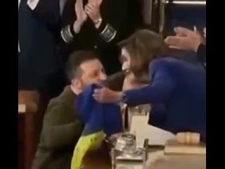 В сети затроллили Нэнси Пелоси. Она попыталась поцеловать руку Зеленского после его выступления в конгрессе США, но вышло неуклю