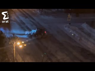 В Магнитогорске водитель вместо уборки снега танцует вальс