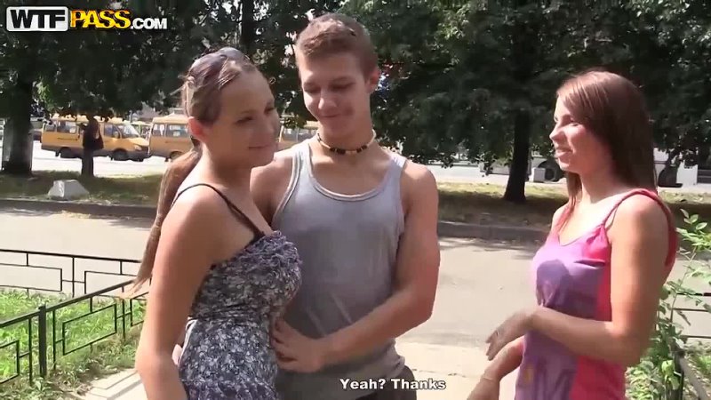 Две красивые русские бляди дают уроки пикапа на улицах москвы соблазнили молодог