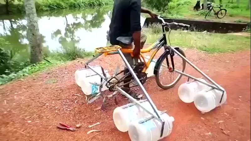 Индус смастерил водный велосипед из подручных материалов
