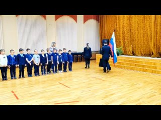 Церемония поднятия Государственного флага Российской Федерации в начальной школе.mp4